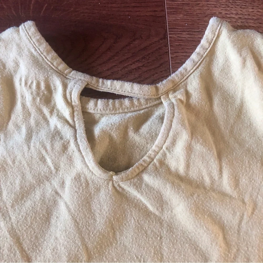 Old Navy yellow bear short sleeve graphic tee in size S (6-7)